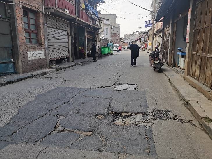 北街道路破损