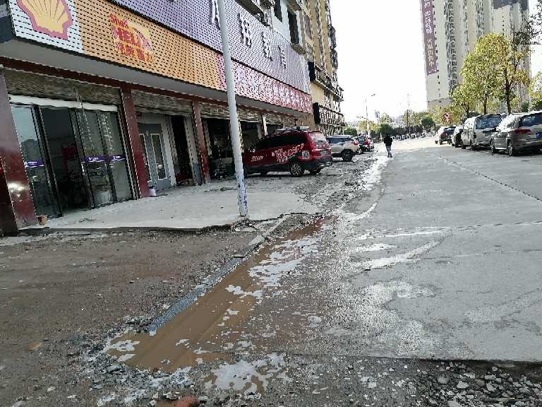 道路两侧坑洼有积水
