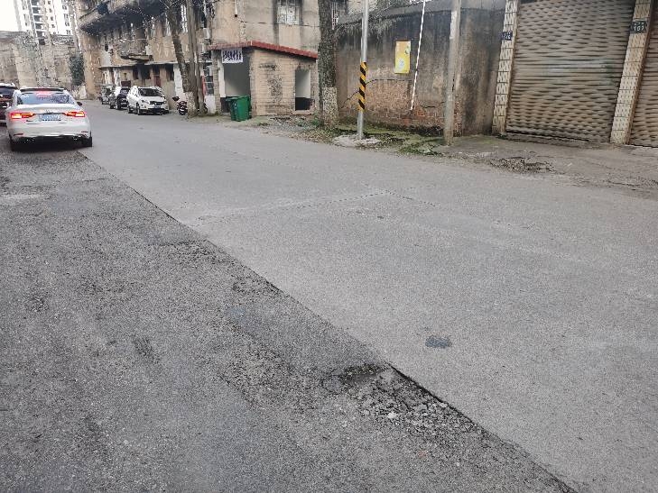 金华路道路破损，没有人行道，排水设施