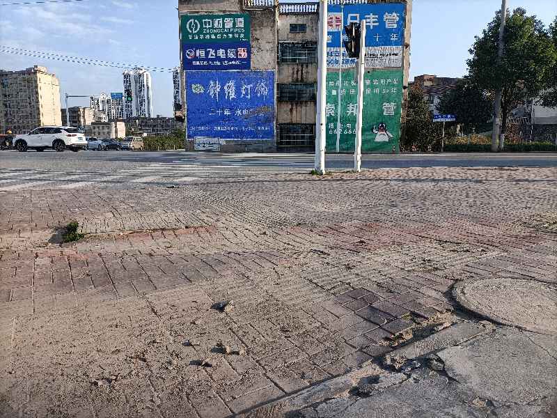 人行道破损，坑洼。