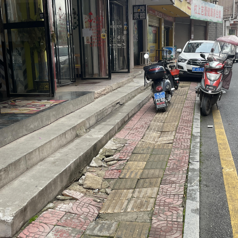 人行道塌陷