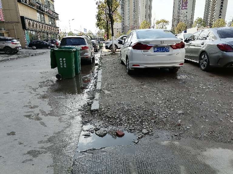 道路两侧坑洼有积水