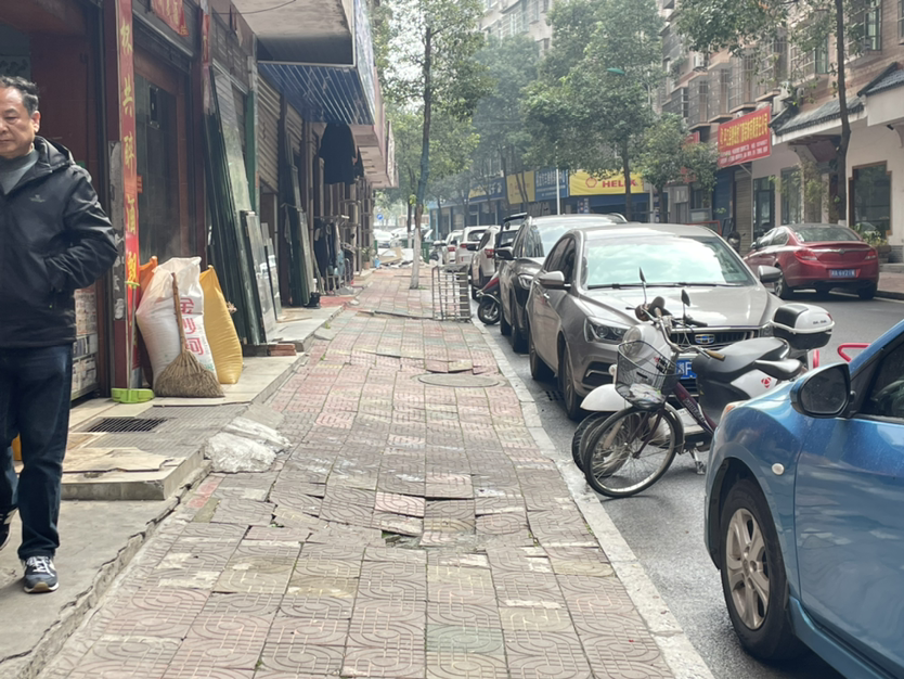 人行道坑洼