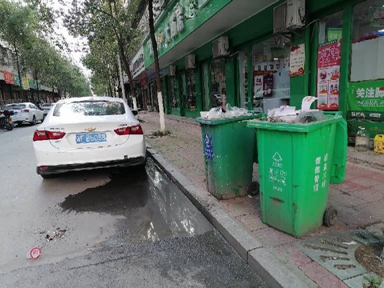 人行道破损 道路两侧有积水