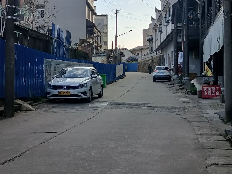 北街道路两旁车辆乱停乱放