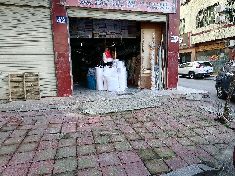 人行道破损 道路两侧有积水