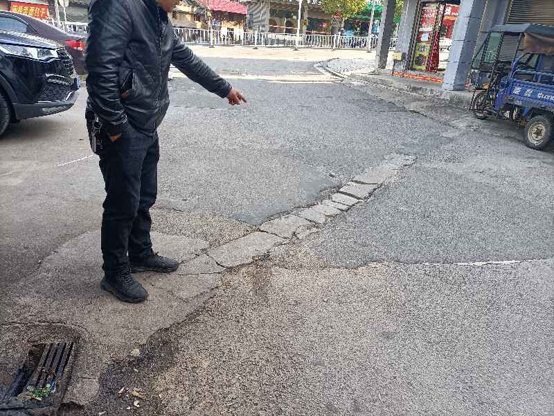 画桥社区，北门路路口道路破损