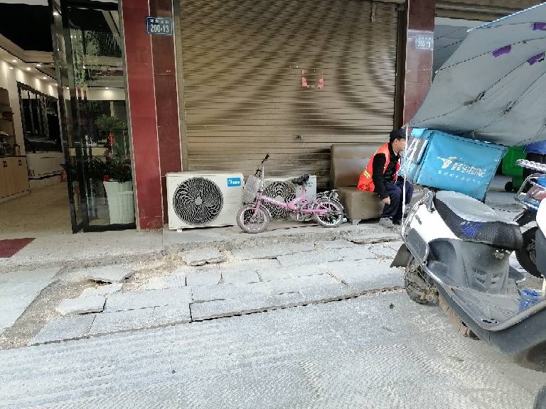 人行道破损 道路两侧有积水