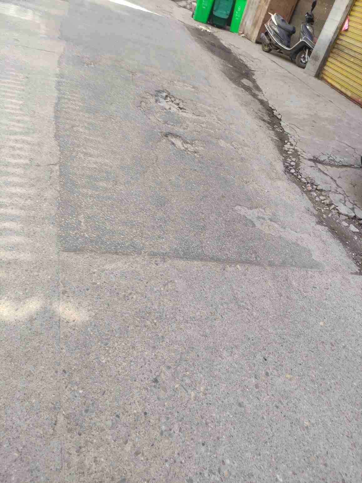 小西门路破损