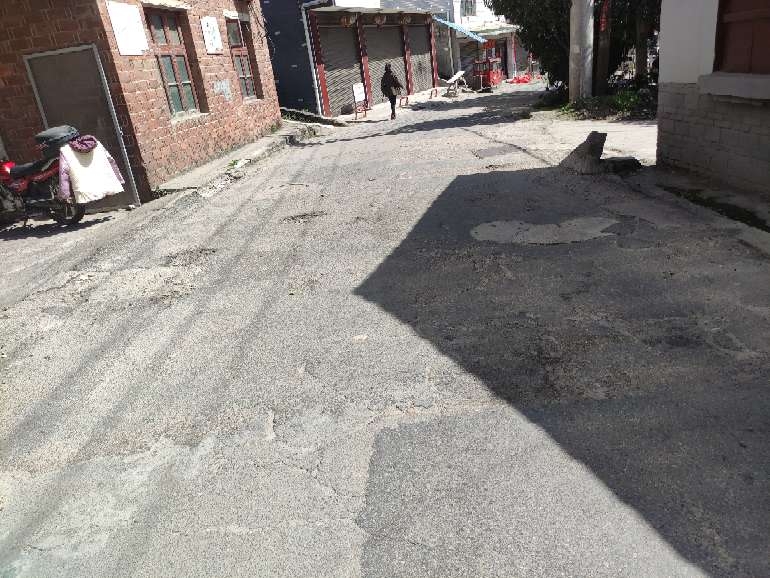 小西门路破损