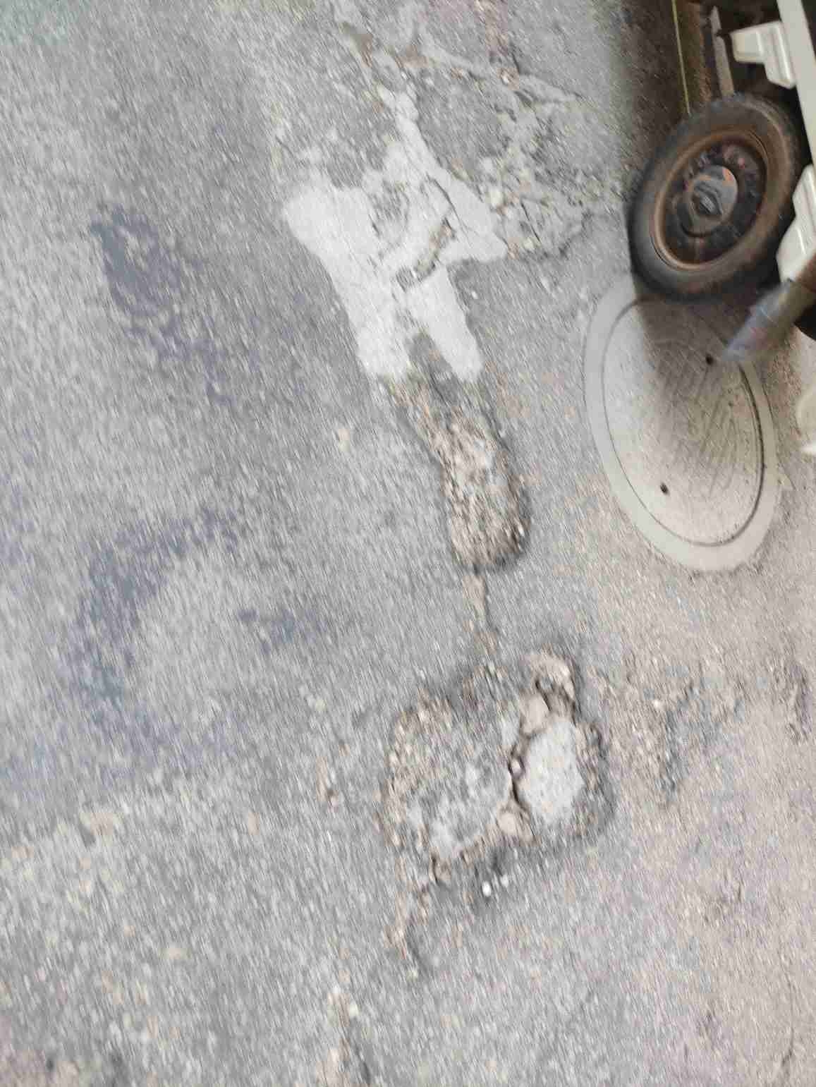 小西门路破损