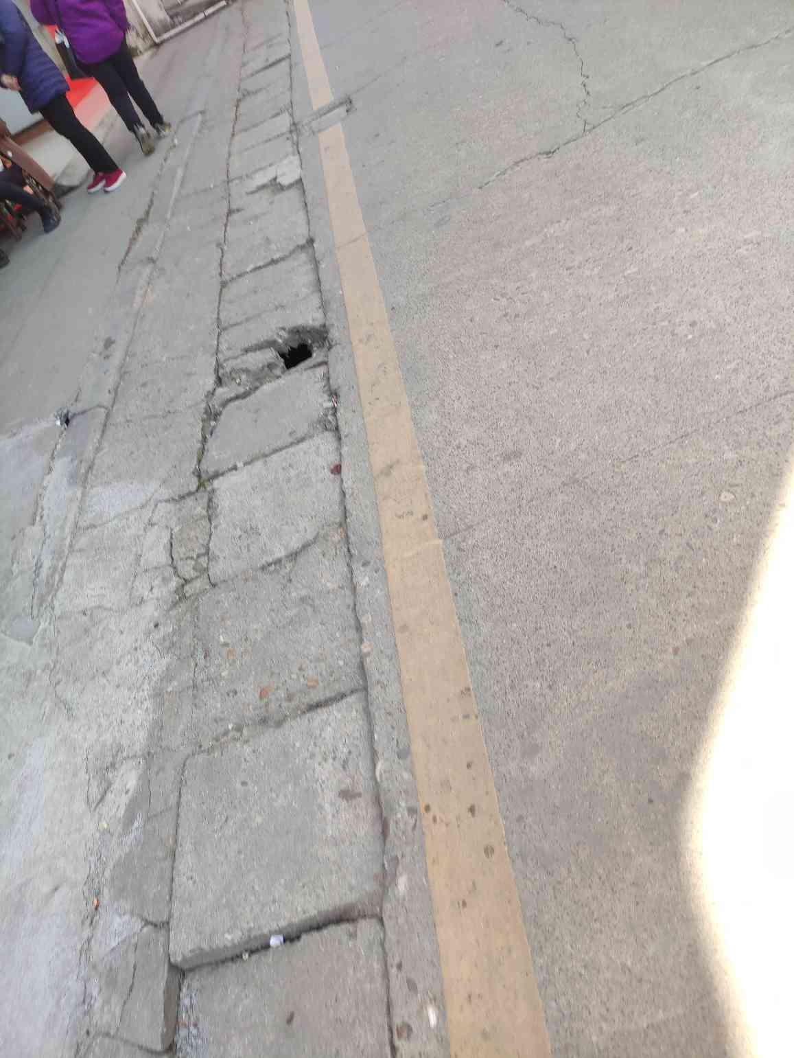 北街沿线道路破损严重
