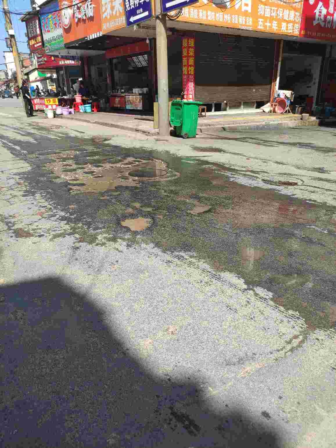 北街沿线道路破损严重