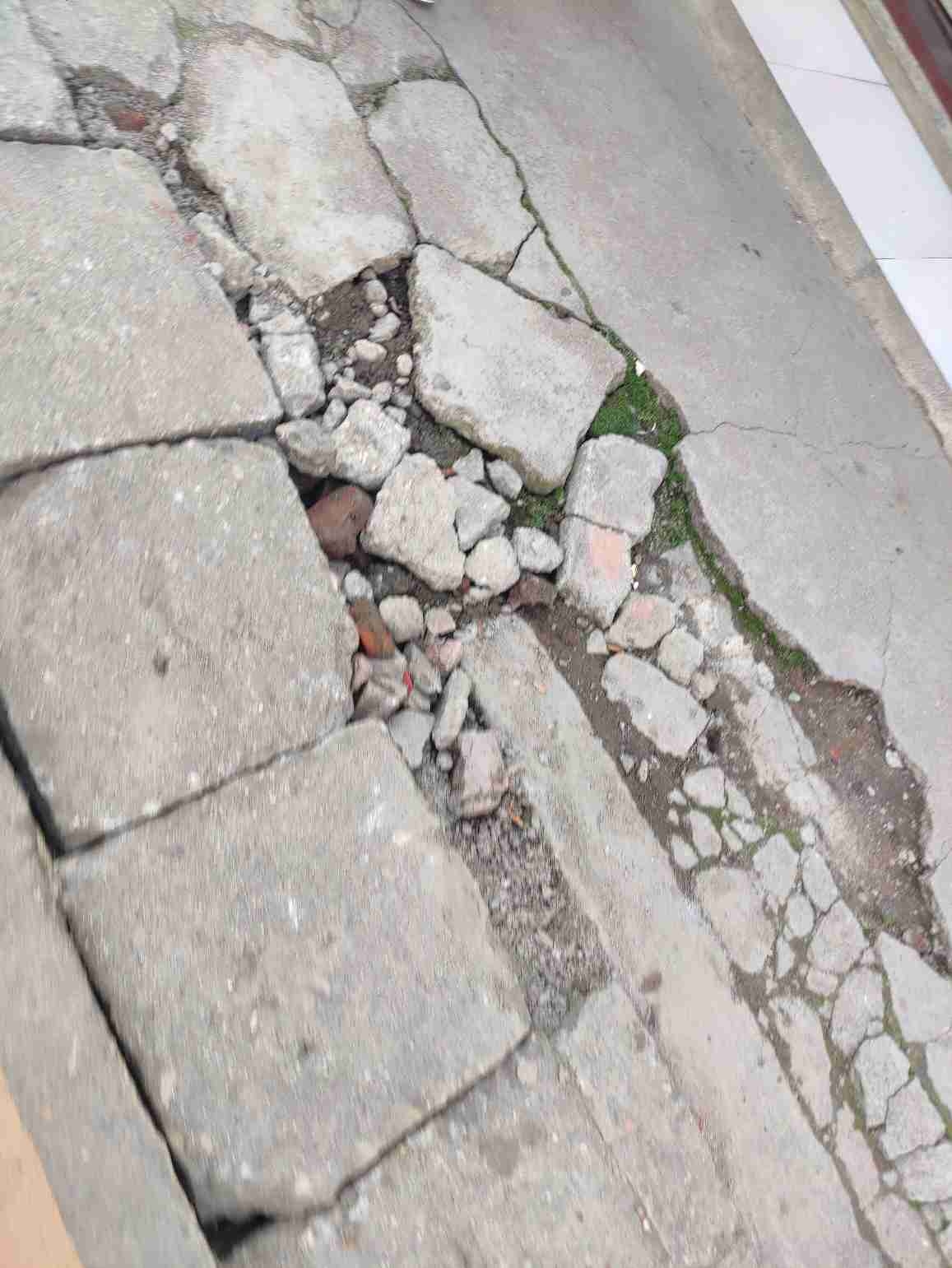 北街沿线道路破损严重