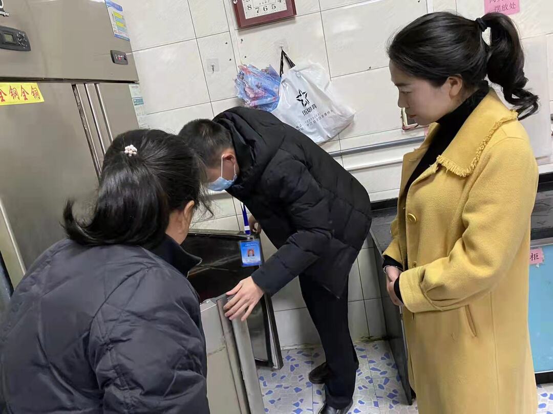 天岳街道：联合检查进校园 全心护航师生“舌尖上的安全”