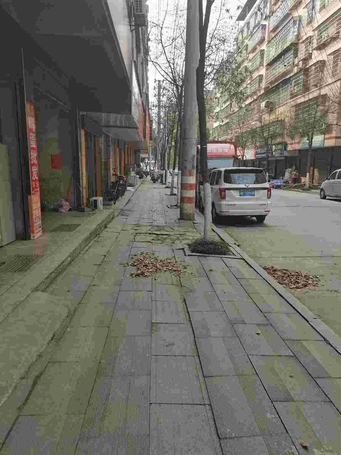 汉昌街道三兴西路金海超市旁人行道损坏