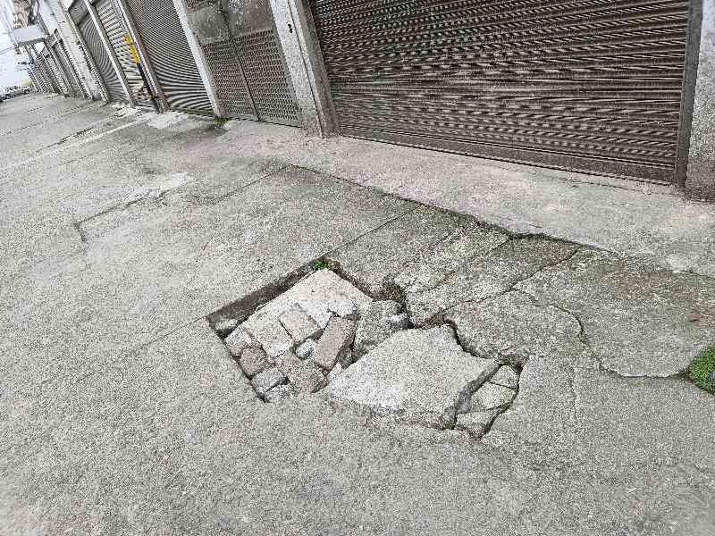 路面和排污管道盖板破损严重