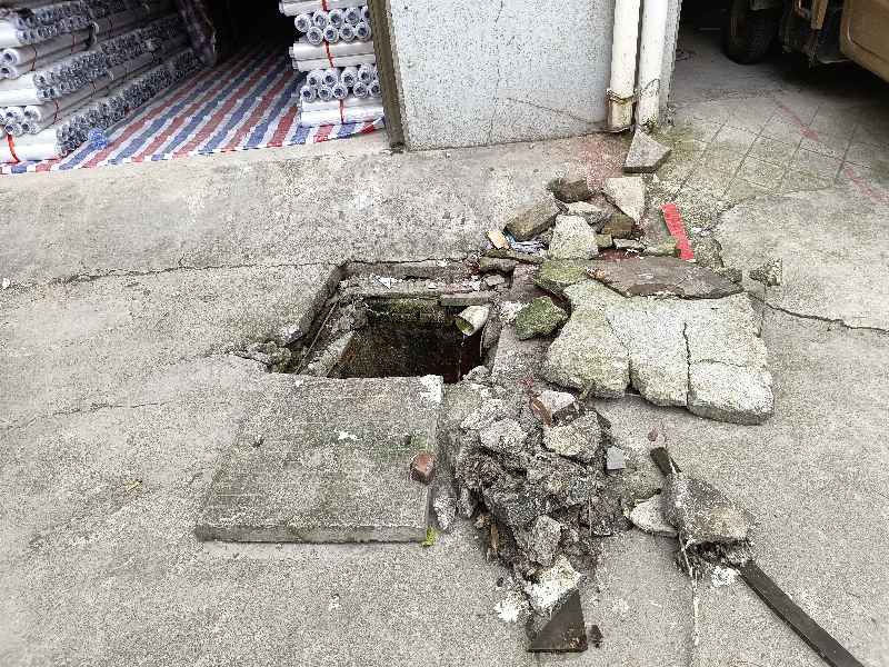 路面和排污管道盖板破损严重