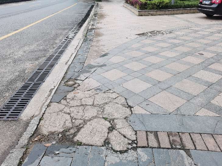 怀甫西路金蓝湾南门外人行道破损