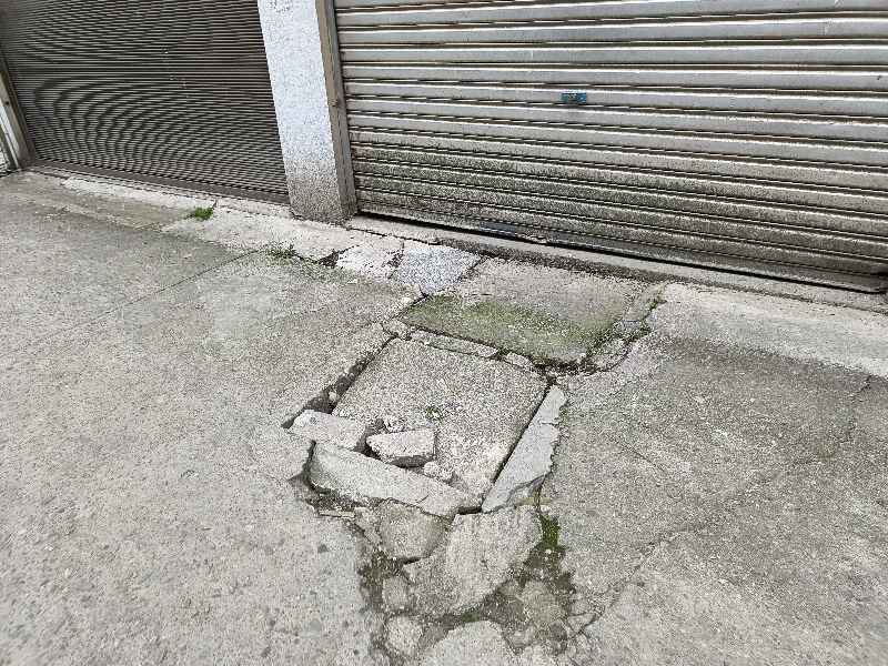路面和排污管道盖板破损严重