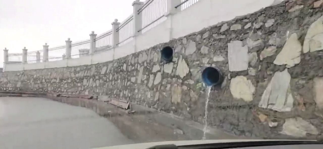 臭水排放到路面