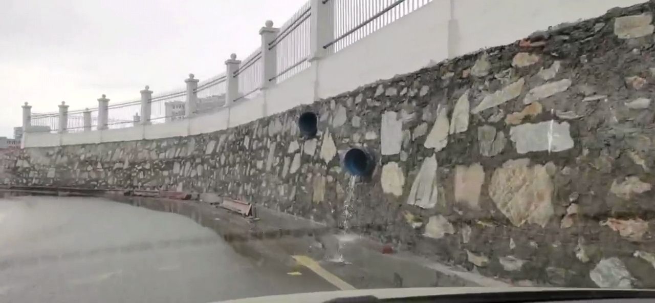 臭水排放到路面
