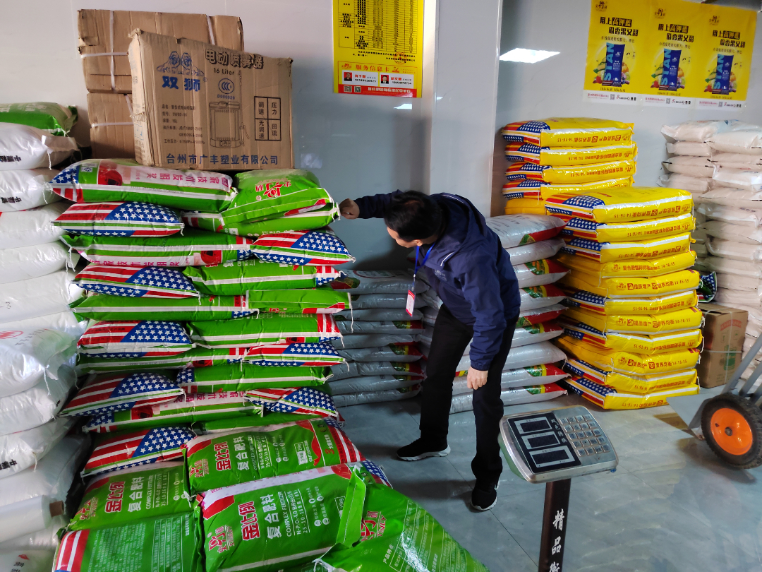 汉昌街道：  开展农资市场专项检查行动