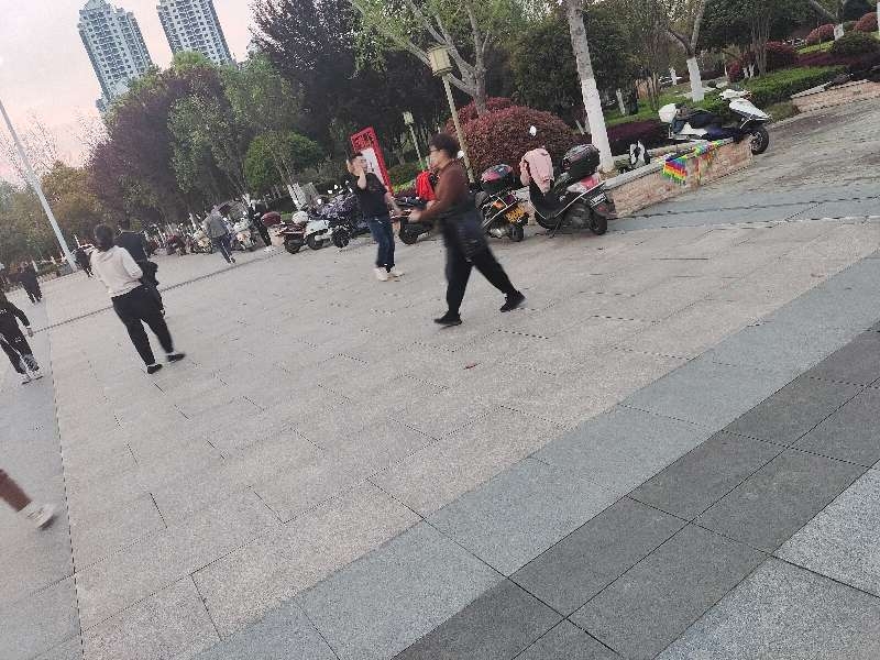 天岳广场摩托车停放