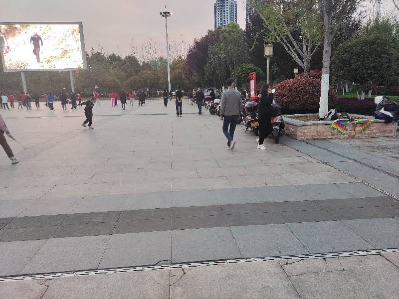 天岳广场摩托车停放