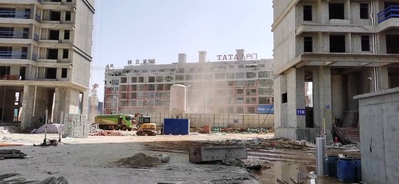 翡翠湾工地上尘土飞扬，没有做防尘处理。