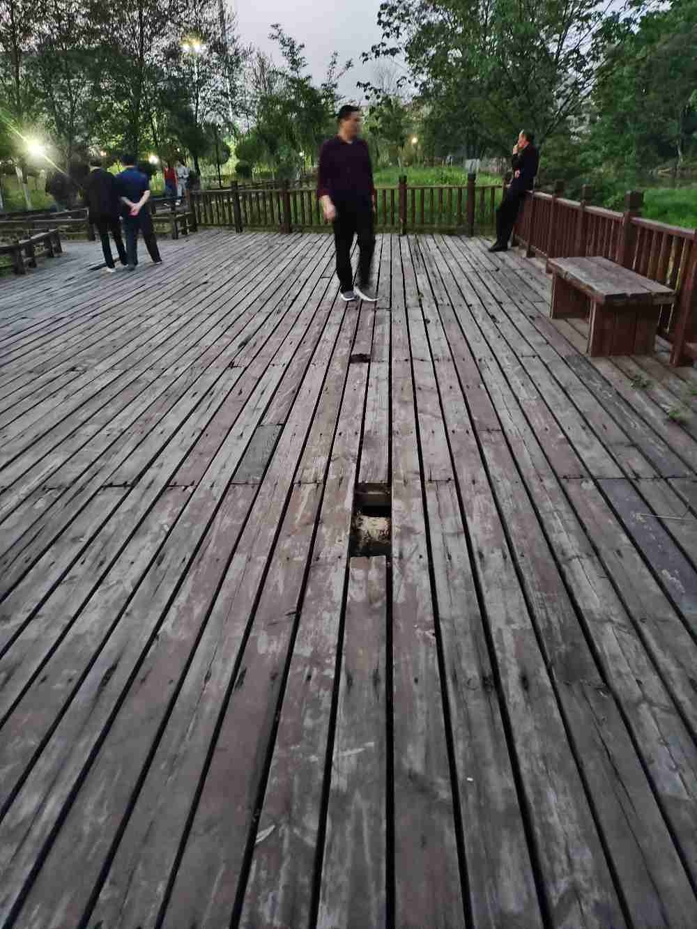 长寿镇郑段河边景观木桥破损严重