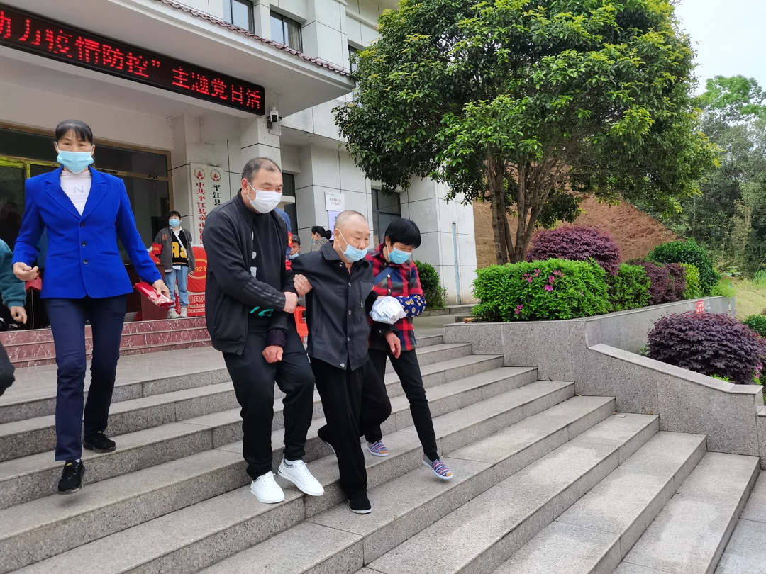 家门口的新冠疫苗接种点，便民服务暖人心