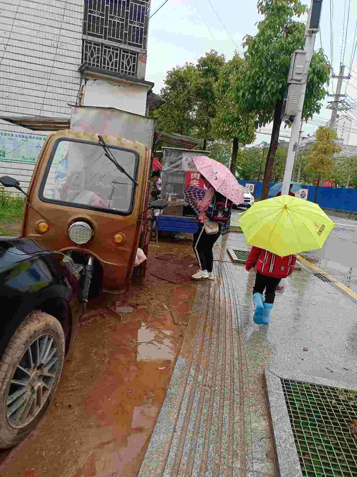启明中学外面路边影响