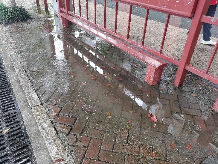 公交车站台积水