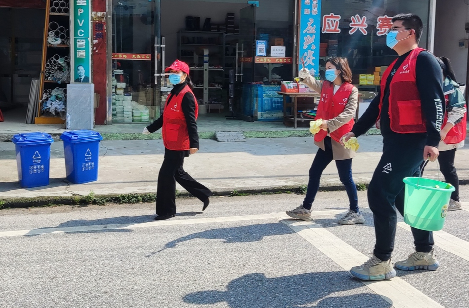 爱国卫生月 党员亮身份|板江乡开展 清“癣”治“乱”志愿服务活动