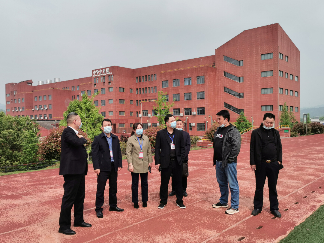 汉昌街道：  张创国带队调研城区学校