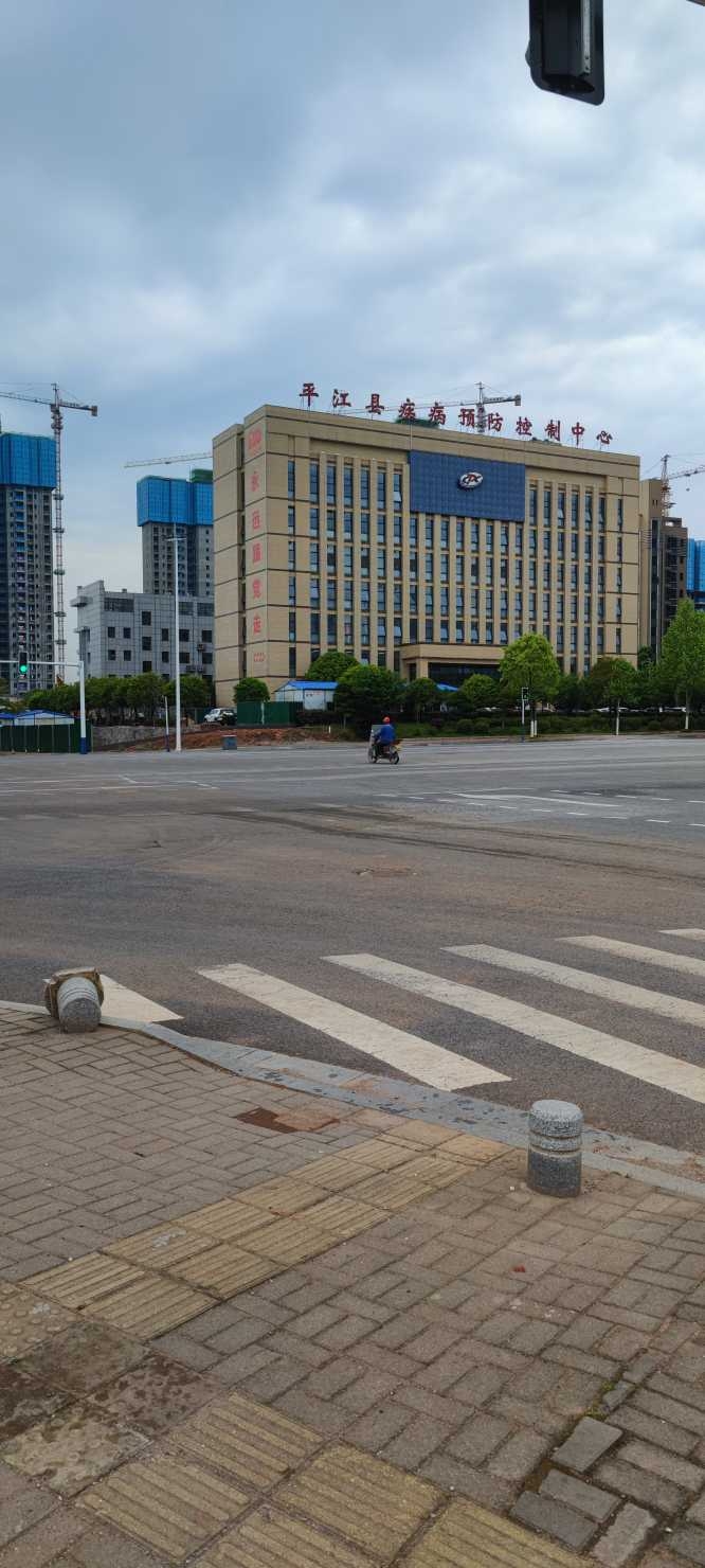 疾控中心对面挡路石柱倒了