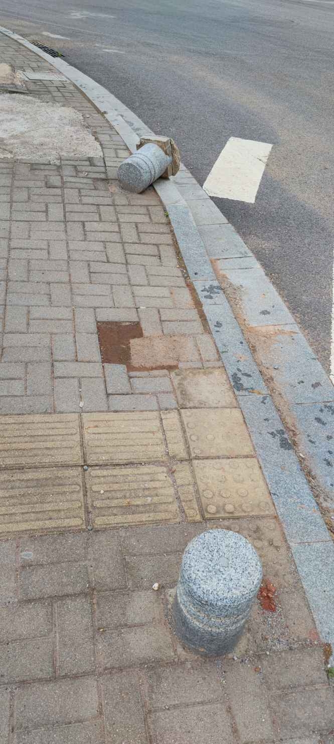 疾控中心对面挡路石柱倒了