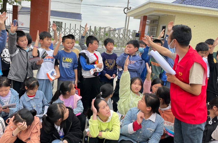 伍市镇举行第二届全民阅读节暨“扫黄打非·护苗2022—绿书签行动”