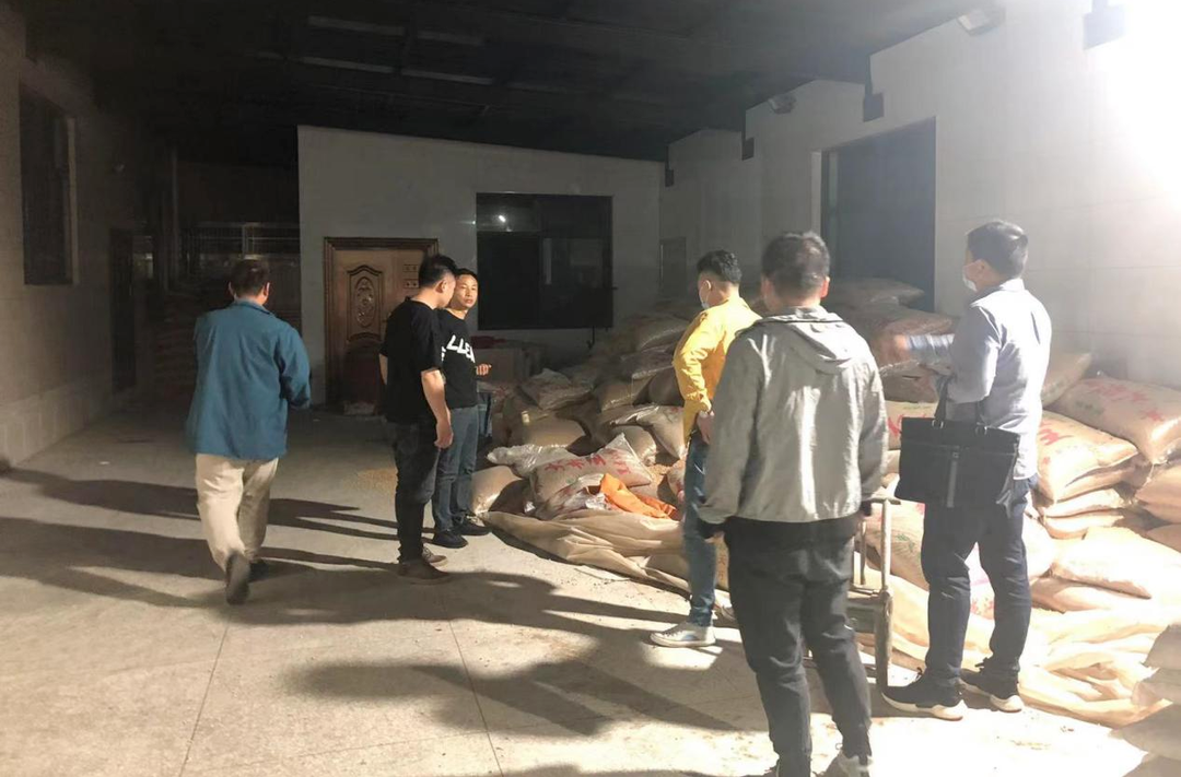 依法取缔！梅仙镇连夜查处一家非法生产加工“黑作坊”