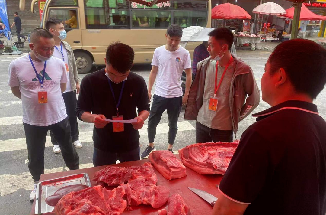 梅仙镇｜严厉打击食品安全违法违规行为，上百斤“白板肉”被查获