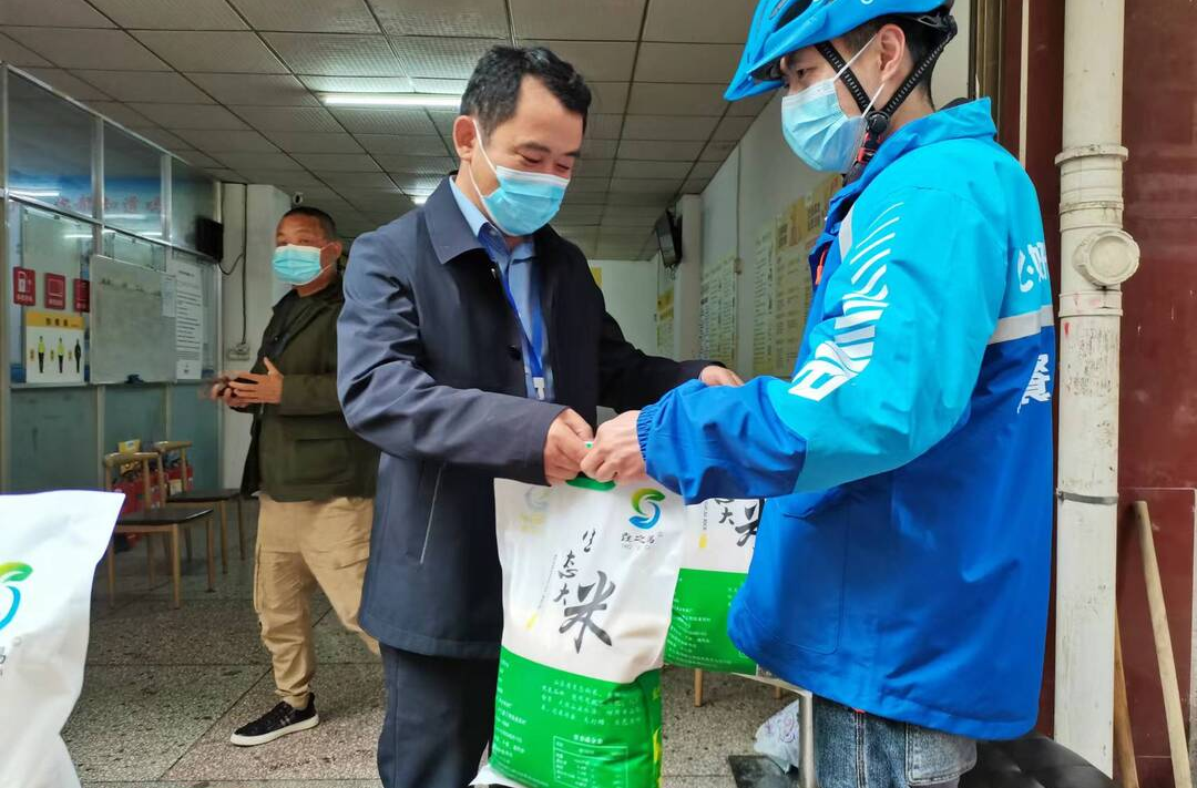 汉昌街道：  张创国带队开展“五 一”慰问活动