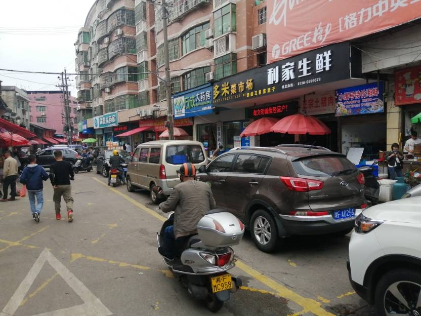 车辆乱停乱放