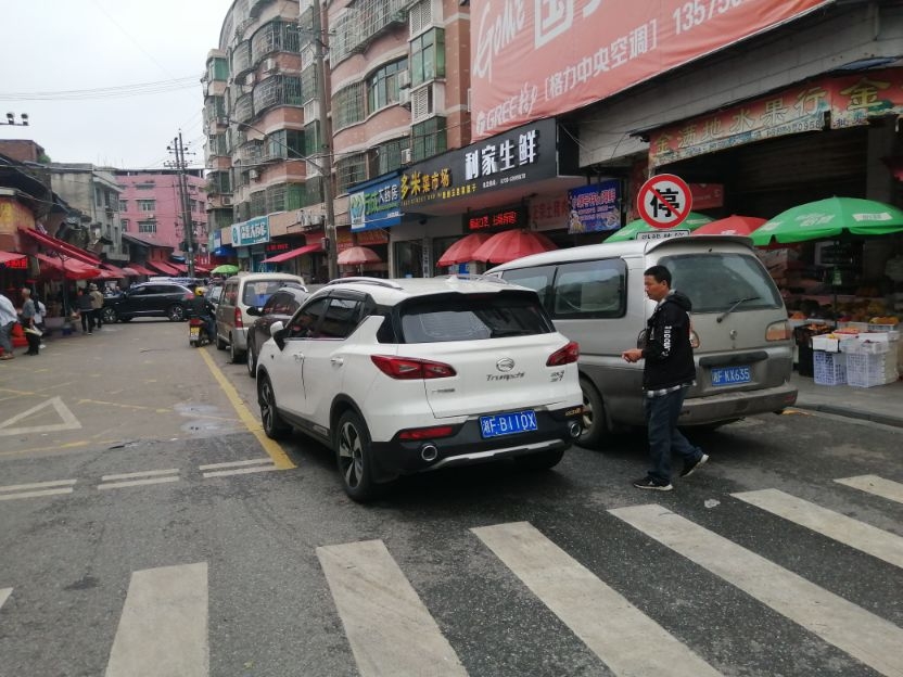 车辆乱停乱放