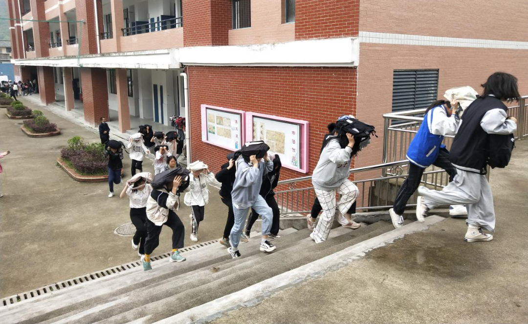 梅仙镇开展512全国防灾减灾日宣传教育活动