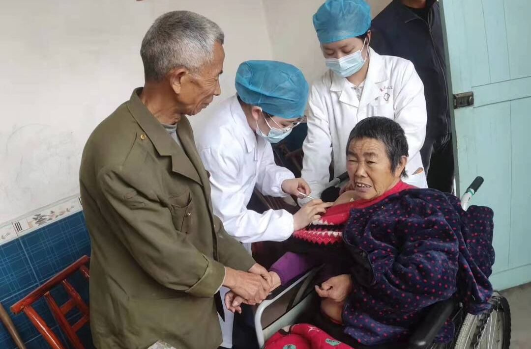 梅仙镇：入户接种疫苗 构筑防疫屏障