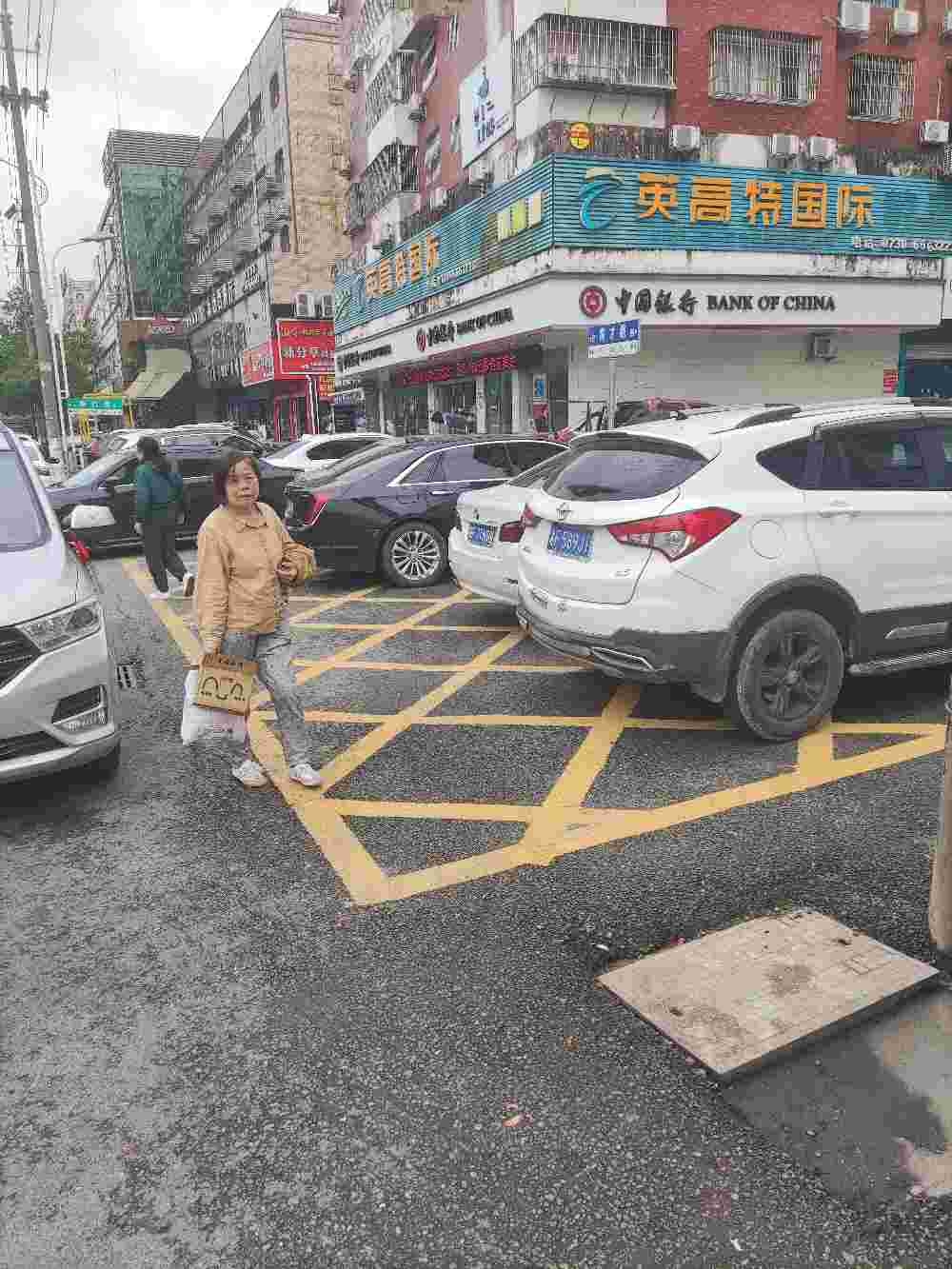 车辆到处乱停乱放堵出口