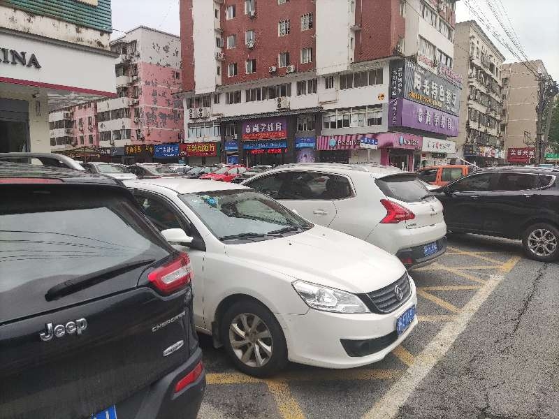 车辆到处乱停乱放堵出口