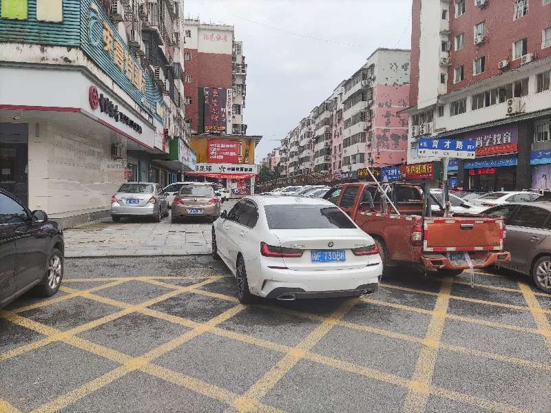 车辆到处乱停乱放堵出口