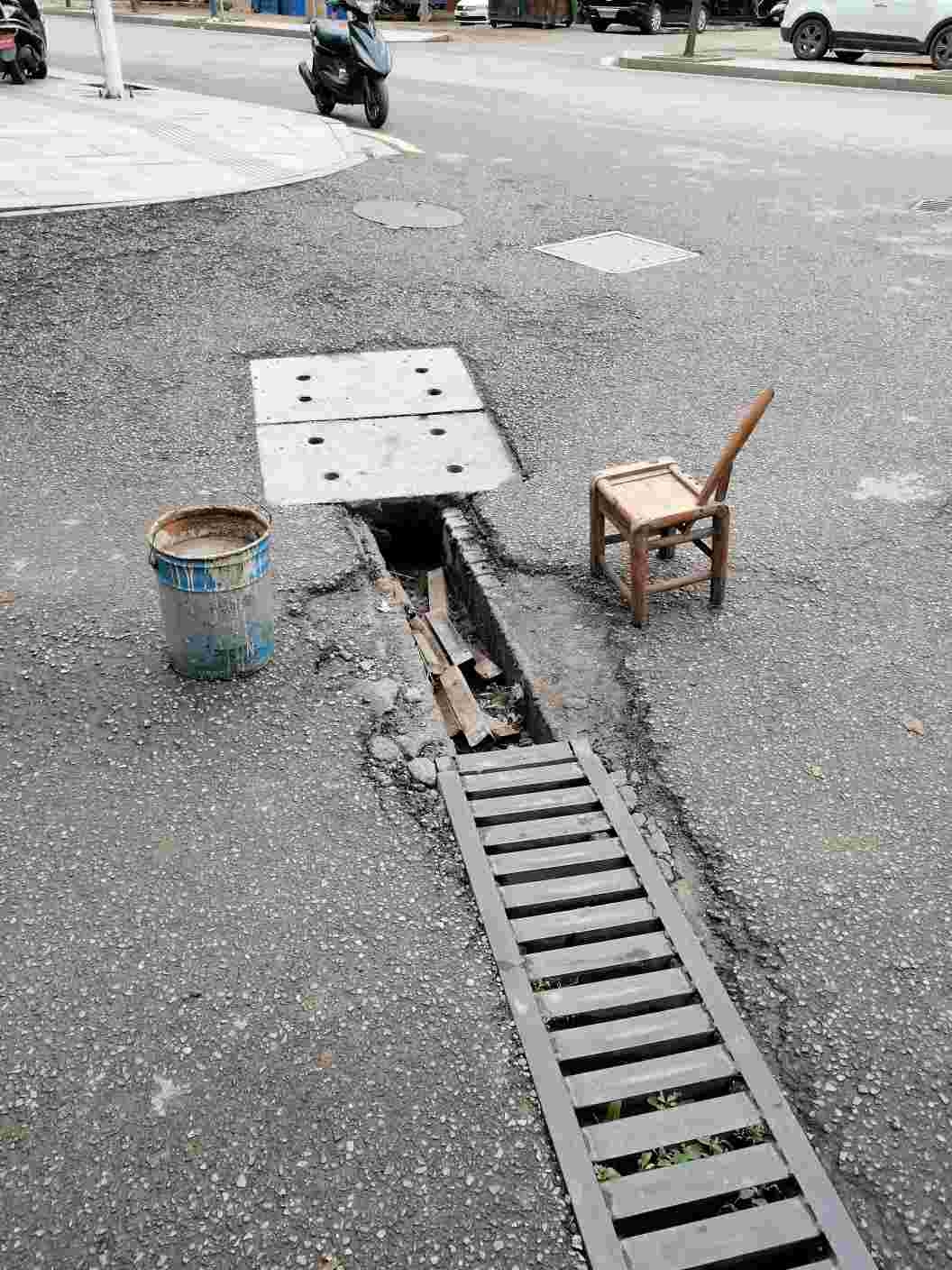 启明中学附近金湾小区路口下水道破损